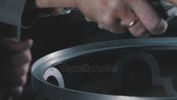 Detail: nátěr na kov pomocí stříkací pistole. Dekorativní kovoobráběcí — Stock video