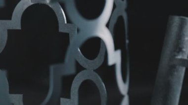 Yakın çekim: boya metal bir kutu boya kullanarak. Dekoratif metal işleme