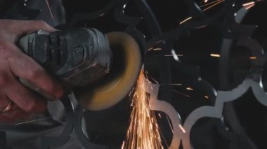Ajur Dekoratif metal öğe oluşturma.