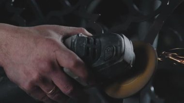 Ne zaman kesme ve metal ürün taşlama Sparks.