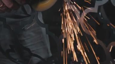 Dekoratif metal ürün yaratma süreci: dövme metal.