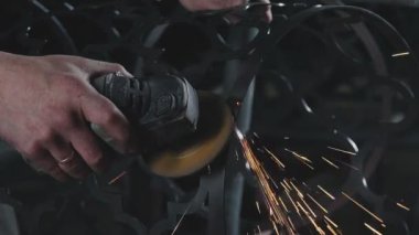 Dekoratif metal ürün yaratma süreci: dövme metal.