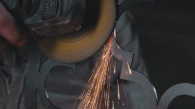 Dekoratif metal ürün yaratma süreci: dövme metal.