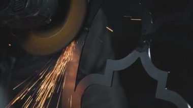 Dekoratif metal ürün yaratma süreci: dövme metal.