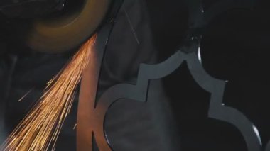 Dekoratif metal ürün yaratma süreci: dövme metal.