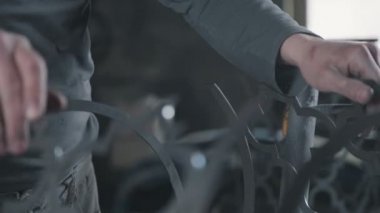 Art dövme - süsleme ile metalden yapılmış ürün yaratma süreci