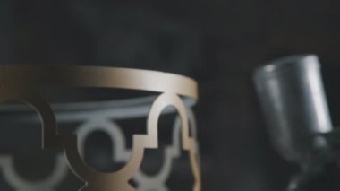 Boya tabancası kullanarak altın metal bir dekoratif unsur boyama.