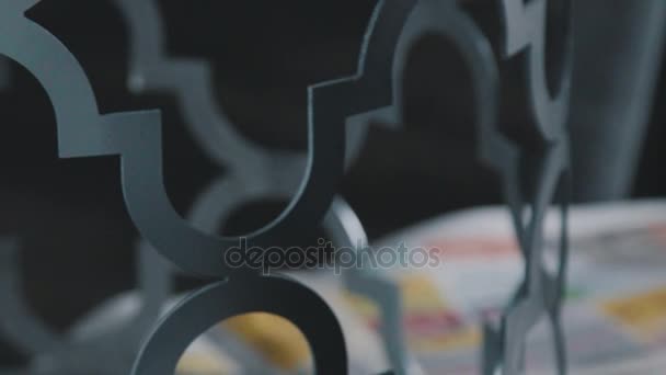 Metalurgia decorativa: creación de un metal decorativo calado — Vídeos de Stock