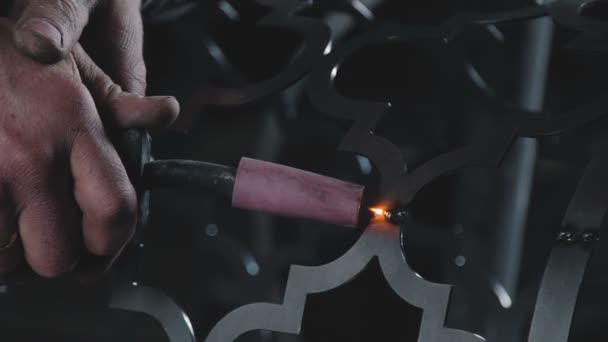 创建一个装饰的金属产品的过程︰ 伪造镂空金属. — 图库视频影像