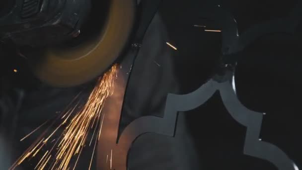 Процес створення декоративного металевого виробу: кованого металу . — стокове відео