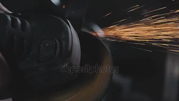 Proces van het creëren van een decoratieve metalen product: gesmeed metaal. — Stockvideo