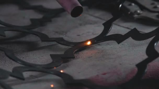 Étincelles lors de la coupe et du broyage d'un métal. Travail décoratif des métaux — Video