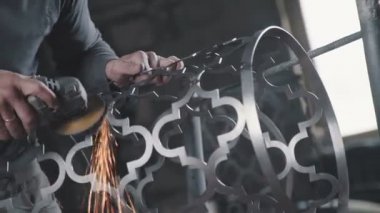 Metal kesme için el ile açı değirmeni. Ne zaman kesme kıvılcım