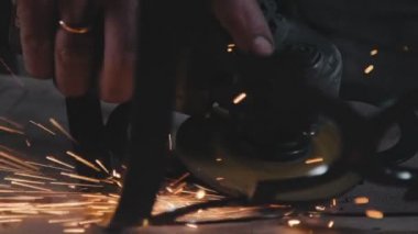Ne zaman kesme ve metal ürün taşlama Sparks.