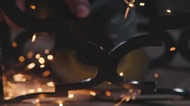 Kesme ve metal ürün taşlama Sparks. Dairesel kesme bıçağı.