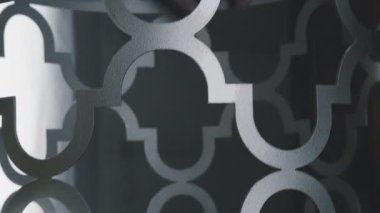 Boya tabancası kullanarak altın metal bir dekoratif unsur boyama.