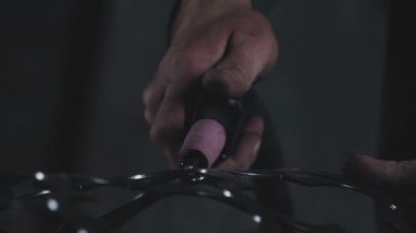 Metal ürünler ve kaynak işlemi. Metal sparks