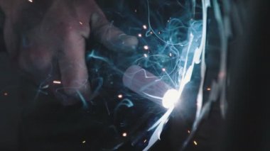 Metal ürünler ve kaynak işlemi. kırmızı-sıcak metal