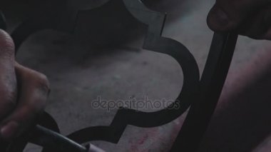 Dekoratif metal ürün üretim işlemi. Kırmızı-sıcak metal