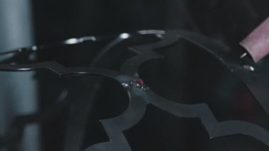 Kırmızı-sıcak metal. Metal ürünler ve kaynak işlemi.