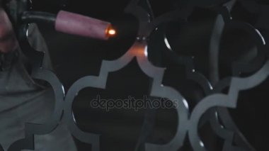 Metal ürünler ve kaynak işlemi. Metal detay sinek kıvılcım