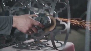 Metal kesme için el ile açı değirmeni. Ne zaman kesme kıvılcım