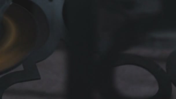 lame de coupe circulaire. Étincelles coupant et broyant un produit métallique .