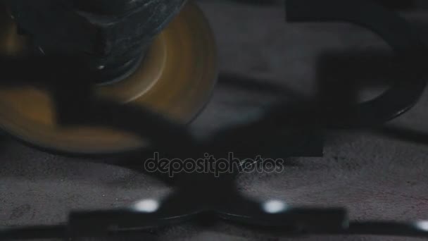Рабочая рука держит угловую решетку с режущим лезвием — стоковое видео