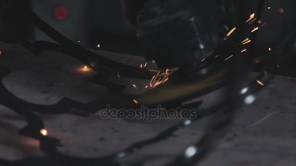 Haakse slijper. Sparks tijdens het knippen en slijpen van een metalen product. — Stockvideo