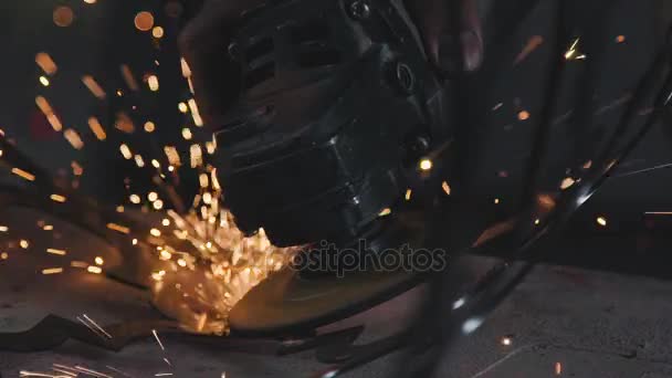 Szlifierka kątowa. Iskry podczas cięcia i szlifowania metalu produktu. — Wideo stockowe