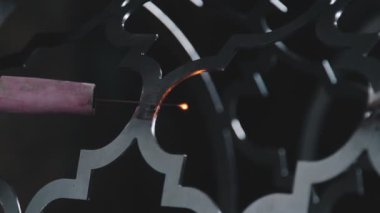 Sanatsal dövme. Dekoratif metal ürünler. Yakın çekim: sanat dövme.
