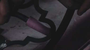 Kırmızı-sıcak metal. Metal ürünler ve kaynak işlemi.