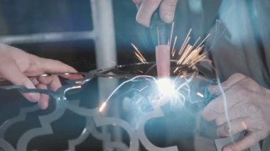 Dekoratif metal ürün üretim işlemi. Kırmızı-sıcak metal.