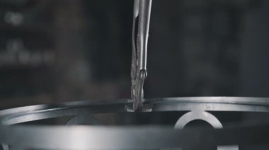 Yakın çekim: işçi Dekoratif metal unsur yapar..