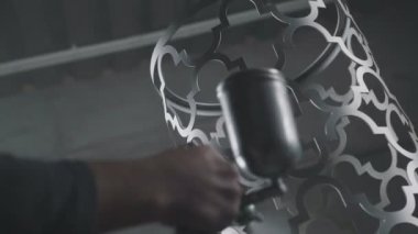 Yakın çekim: işçi Dekoratif metal unsur yapar..