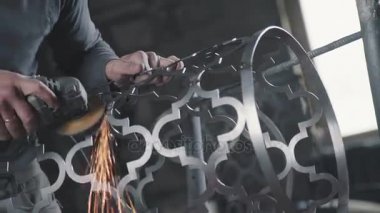 Metal kesme için el ile açı değirmeni. Ne zaman kesme kıvılcım