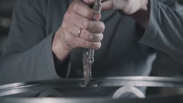 Kunst smeden - het proces van het creëren van een product gemaakt van metaal — Stockvideo