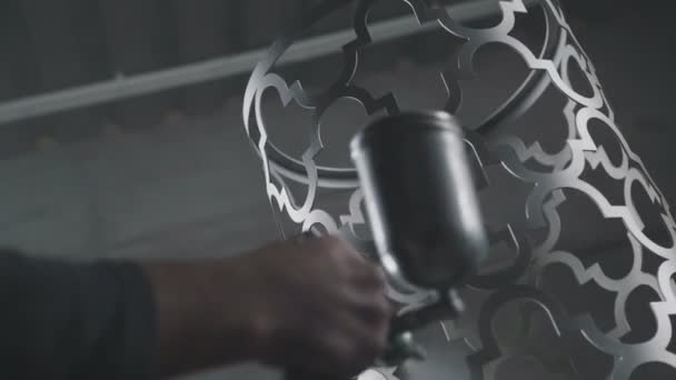 Malování kovové dekorativní prvek v šedé pomocí stříkací pistole. — Stock video