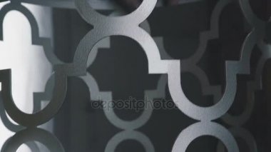 Sanatsal dövme metal ve dekoratif öğeler oluşturma.