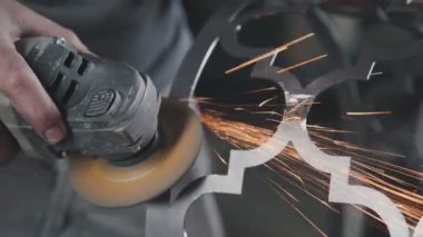 Ne zaman kesme ve metal ürün taşlama Sparks.