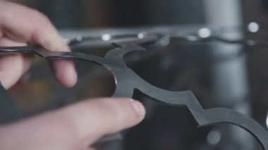 Kırmızı-sıcak metal. Metal ürünler ve kaynak işlemi.