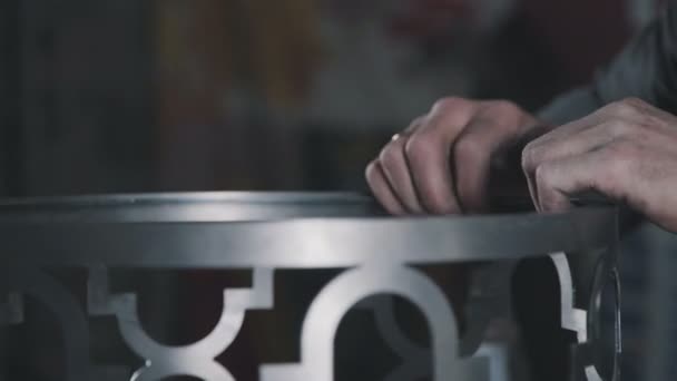Close-up: Trabalhadores segurar a peça de metal e dar forma, usando alicates — Vídeo de Stock