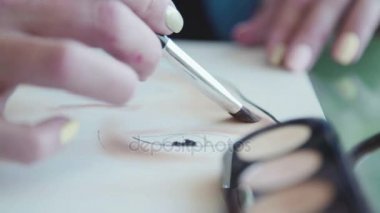 Makyöz bir şematik bir yüz suluboya kağıt üzerinde çizer