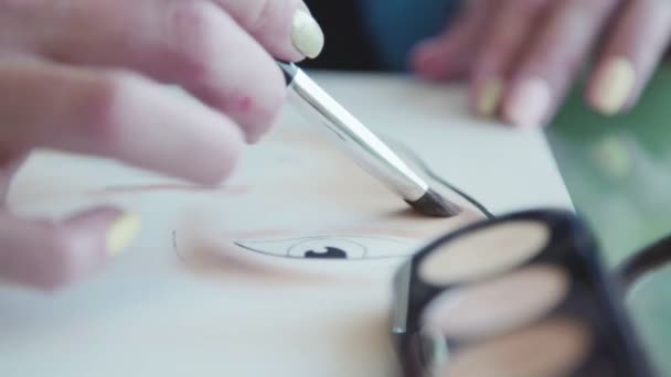 Makyöz bir şematik bir yüz suluboya kağıt üzerinde çizer — Stok video