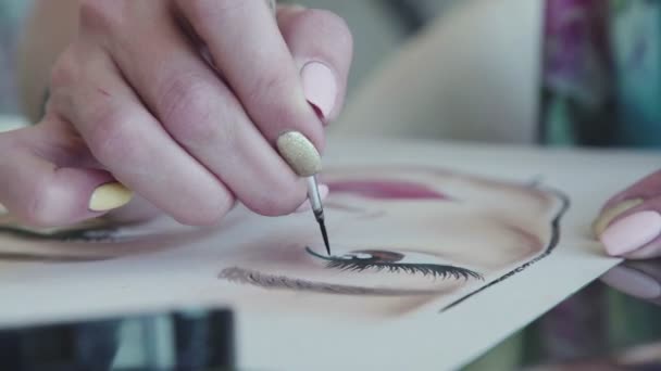 Face chart: the make-up artist draws eyelashes with eyeliner — Stock Video