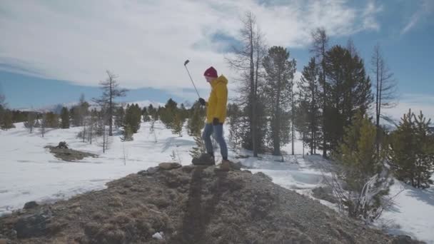 Hiker tar selfie med bergen i bakgrunden. Selfie — Stockvideo