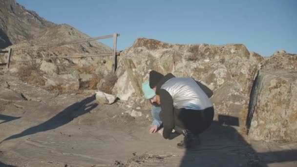 Dívka zkoumá skalní rytiny Staré kresby v horách — Stock video