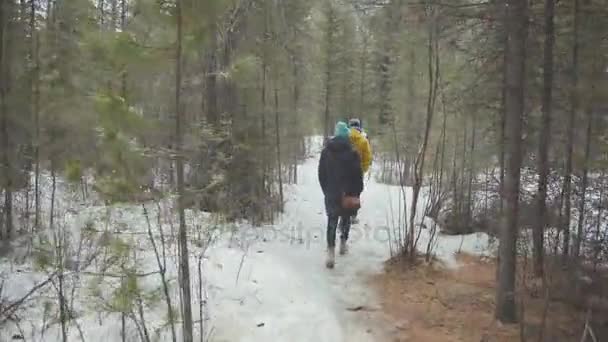 Pareja en un paseo por el bosque: un chico y una chica con ropa elegante — Vídeos de Stock