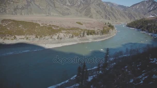 Гірська річка тече між двома скелями. Пейзаж ранньої весни — стокове відео