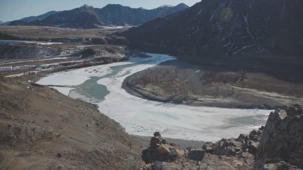 Jég a kora tavasszal, a hegyi folyó. Jégzajlás — Stock videók